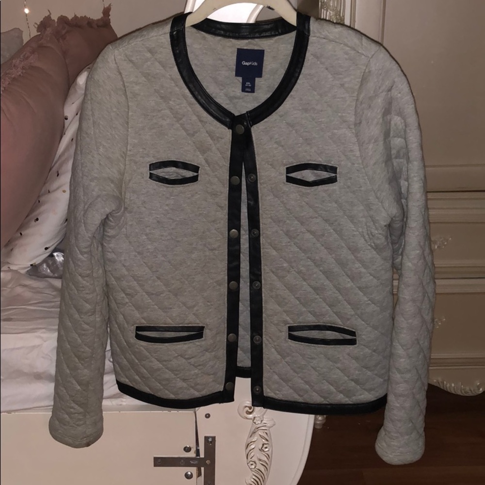 Gray gap with black lining jacket